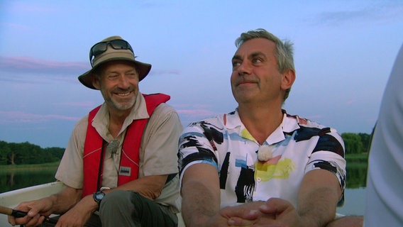 "Der Fisch ist nicht das Ziel", sagt Schriftsteller Wladimir Kaminer (rechts). Moderator Heinz Galling hat gut lachen. Er hat schon einen Barsch gefangen. © NDR 