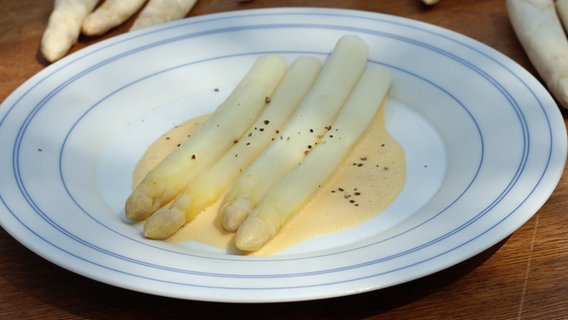 Weißer Spargel mit einer Sauce Hollandaise serviert. © NDR Foto: Florian Kruck