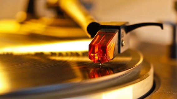 Eine Schallplatte dreht sich auf einem Plattenspieler. © Harry Kretzschmar Foto: Harry Kretzschmar
