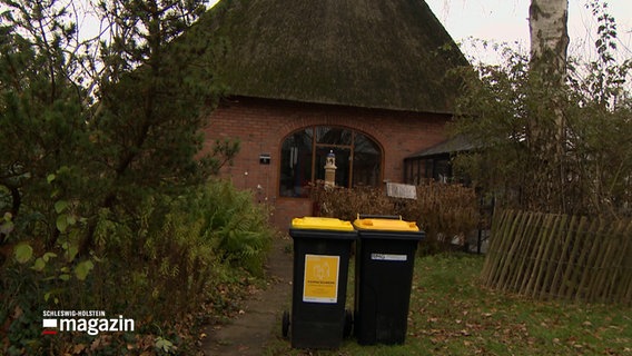 Zwei gelbe Tonnen stehen in der Einfahrt eines Hauses im Kreis Pinneberg. © NDR 