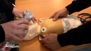 Notärzte und Sanitäter üben Reanimationsmaßnahmen an einer speziellen Puppe. © NDR 