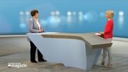 Innenministern Sabine Sütterlin-Waack steht im Fernsehstudio des NDR bei einem Interview mit der Moderatorin Marie-Luise Bram. © NDR 