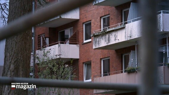 Eine heruntergekommene Gebäudefassade einem Mehrfamilienhauses in Lübeck weißt Sanierungsbedarf aus. © NDR 