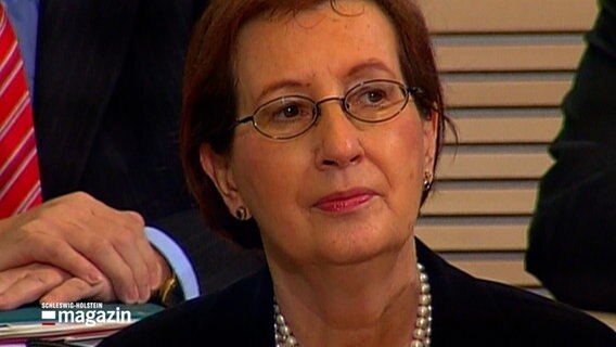 Eine Archivaufnahme zeigt Ministerpräsidentin Heide Simonis im Kieler Landtag seirös blickend. © NDR 