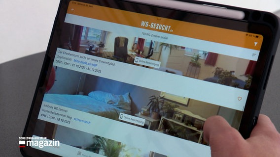 Eine Web-Seite mit Anzeigen von Wohngemeinschaften ist auf einem Tablet-PC zu sehen. © NDR 