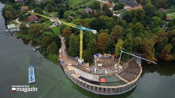 Zwei Baukräne stehen auf eine Baustelle beim Bau einer neuen Tribühne in Eutin. © NDR 