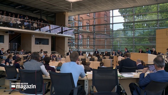Abgeordnete des Schleswig-Holsteinischen Landtags debattieren über die Ganztagsbetreuung in Schulen im Kieler Landtag. © NDR 