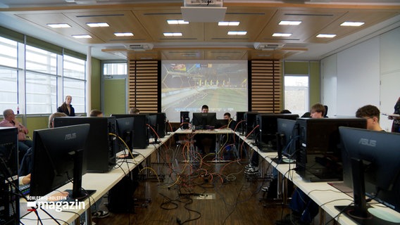 Auszubildende sitzen an PCs in einem Raum in Flensburg. © NDR 