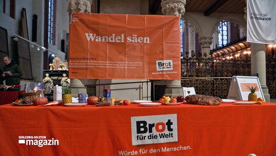 Ein mit Obst und Brot gedeckter Tisch steht im St. Petri Dom bei einer Aktion von Brot für die Welt. © NDR 