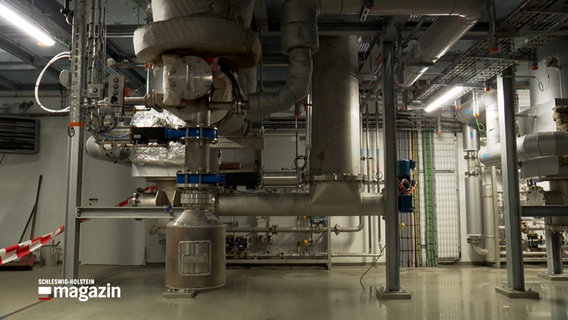 Ein Holzgas-Blockheizkraftwerks steht in einem Raum in Wahlstedt. © NDR 