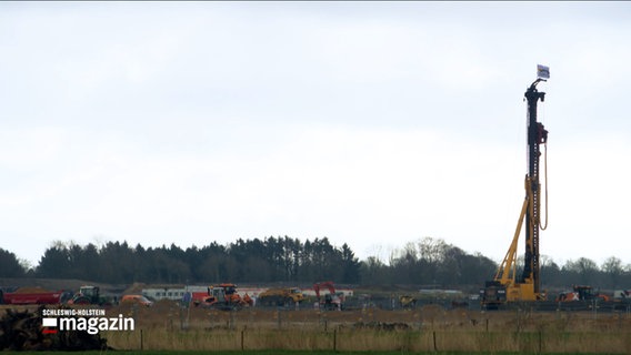 Schweres Gerät steht auf dem Baugrundstück, auf dem die Northvolt-Fabrik entstehen soll. © NDR 