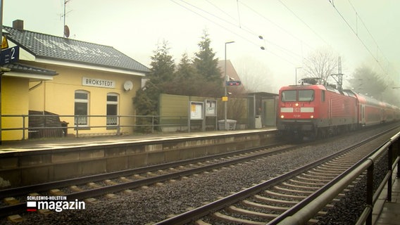 Ein Zug der Regionalbahn fährt in Brokstedt ein. © NDR 
