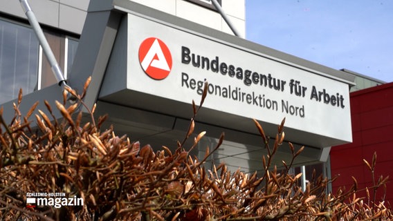 Schriftzug "Bundesagentur für Arbeit" steht auf einem weißen Schild über dem Eingang eines Gebäudes. © NDR 
