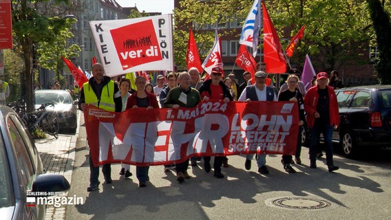 Menschen mit Plakaten und Bannern demonstrieren am 1. Mai 2024 in Kiel. © NDR 