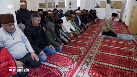 Mehrere Menschen bieten in einer Moschee © NDR Foto: NDR Screenshots