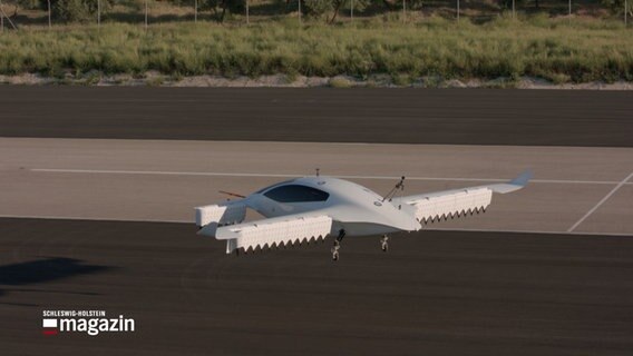 Ein (noch) unbemanntes Flugtaxi hebt vom Boden ab © NDR Foto: NDR Screenshots