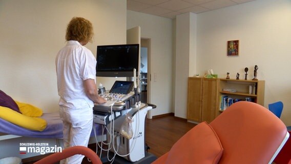 Eine Frauenärztin steht in einem Behandlungsraum am Ultraschallgerät © NDR Foto: NDR Screenshots