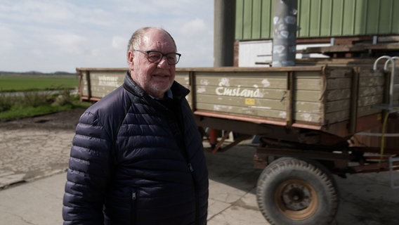 Peter Brauer betritt einen Bauernhof auf Föhr. © NDR 