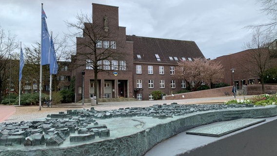 Das Rathaus von Wedel in einer Frontalaufnahme © NDR Foto: Corinna Below