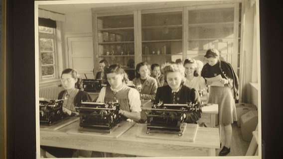 Eine Archivaufnahme zeigt Frauen an Schreibmaschinen Sitzen in einem Klassenraum der Kolonialen Frauenschule Rendsburg. © Landesbibliothek Schleswig-Holstein 