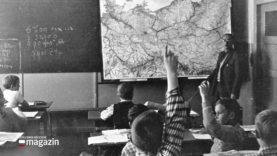 Eine historische Aufnahme zeigt Unterricht in eine Klasse des Landgymnasiums in Satrup. © Walter Clausen 