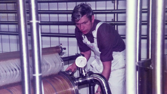 Ein Mann bei der industriellen Herstellung von Fetakäse. © NDR 