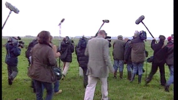 EIn Pulk Kamerateams steht mit Equipment auf einer Kuhweide. © NDR / SH Magazin 