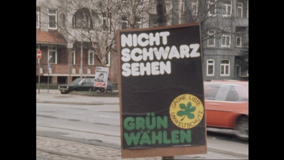 Ein Archivbild einer der ersten Wahlwerbungen der Grünen mit der Aufschrift: Nicht schwarz sehen, grün wählen. © NDR / Schleswig-Holstein Magazin 