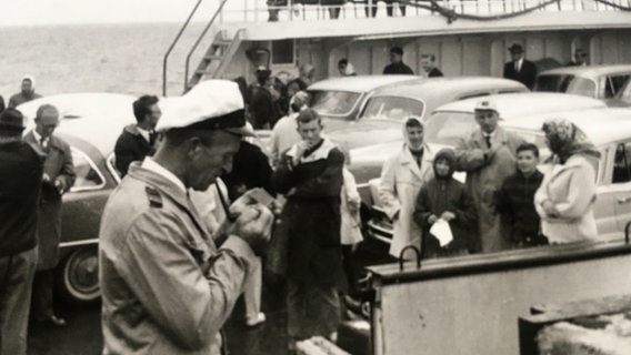 Historische Aufnahme von Passagieren an Bord der Fähre "Pidder Lyng". © Annelie Hauschildt 