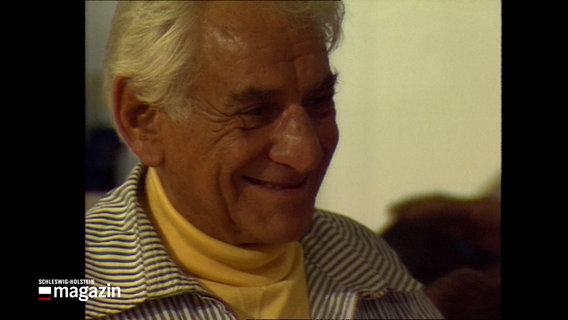 Der verstorbene Dirigent Leonard Bernstein lächelt in die Kamera. © NDR Foto: NDR Screenshots