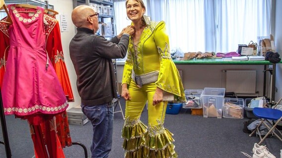 Ina Jäckel in der Anprobe der Stage-Garderobe. Verwandlung von Ina in ein Dynamo Kostüm mit der Hilfe von Holger Klingenberg, dem Leiter der Kostümabteilung vom Stage Theater. Ina Jäckel in der Anprobe der Stage-Garderobe. Verwandlung von Ina in ein Dynamo Kostüm mit der Hilfe von Holger Klingenberg, dem Leiter der Kostümabteilung vom Stage Theater. © NDR/Christine Raczka