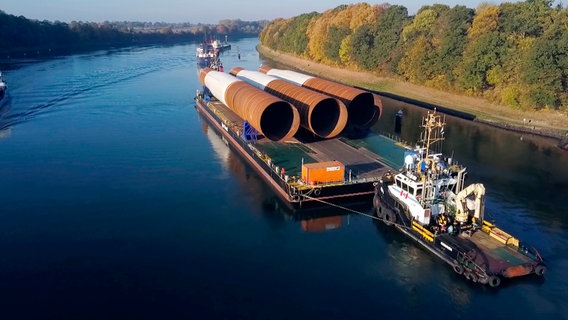 Ein Schiff transportiert das Fundament einer Offshore-Windkraftanlage. © NDR/Kamera Zwei 