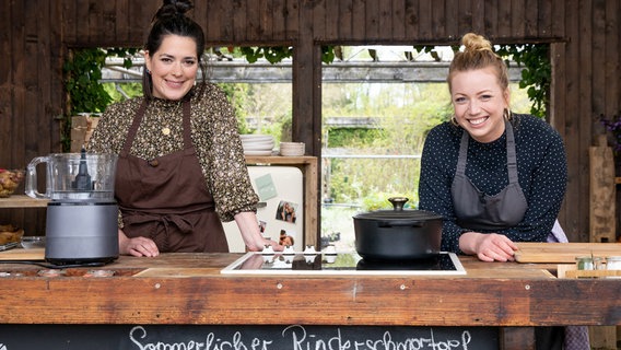 Lina Kypke (vermarktet nachhaltige Fleischprodukte) und Zora Klipp (Köchin und Moderatorin) © NDR/cineteam hannover/Claudia Timmann 