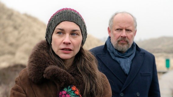 Zwischen Misstrauen und Anziehung: Borowski (Axel Milberg) weiß nicht, was er von Famke (Christiane Paul) halten soll. © NDR/Christine Schroeder 