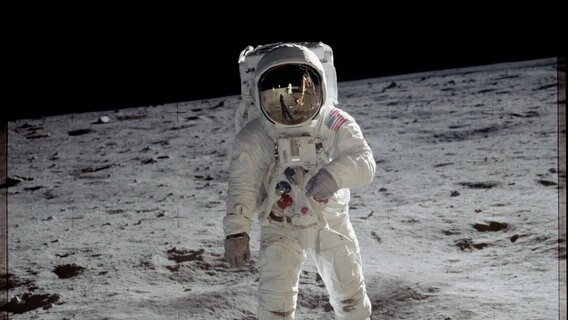 US-Mondlandung mit Apollo 11 am 20.7.1969: Astronaut Edwin E. (Buzz) Aldrin auf der Mondoberfläche, fotografiert von Neil Armstrong. © picture alliance/akg-images/NASA 
