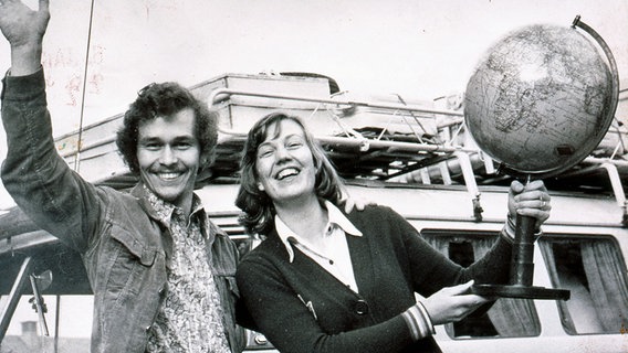 Dieter und Juliana Kreutzkamp 1972 mit einem Globus vor ihrem VW-Bulli. © NDR/jumpmedienTV 