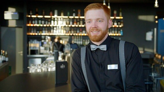 Von der Uniform des Soldaten zu der des Barkeepers in St Pauli: Marvin kehrt nicht zurück in seine Heimat. Er findet ein neues Leben in der bunten Party-Welt von Hamburg. Von der Uniform des Soldaten zu der des Barkeepers in St Pauli: Marvin kehrt nicht zurück in seine Heimat. Er findet ein neues Leben in der bunten Party-Welt von Hamburg. © NDR/Populärfilm