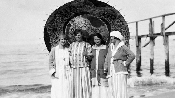 Strandleben in Sellin um 1930. Der Fotograf Hans Knospe (*1899  1999) lichtet mehr als 80 Jahre lang Urlauber an Rügens Stränden ab. © NDR/Radio Bremen/Hans Knospe 