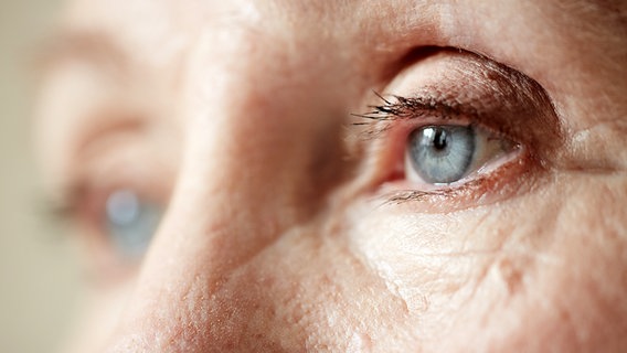Augen einer Seniorin © fotolia.com Foto: pressmaster