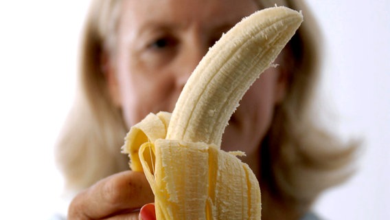 Ältere Frau schält Banane © picture-alliance/chromorange 