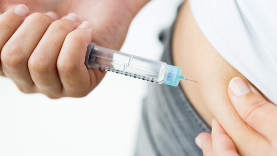 Eine Frau spritzt sich Insulin in den Bauch. © COLOURBOX Foto: Syda Productions