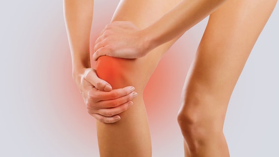 Frau hält sich das schmerzende Knie © Colourbox Foto: -