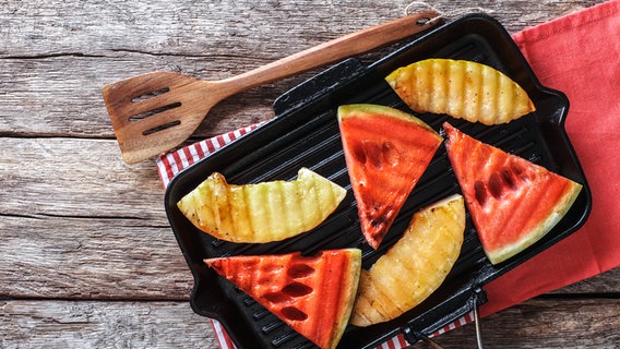 Gegrillte Melonen in einer Grillpfanne © Colourbox Foto: Sergii