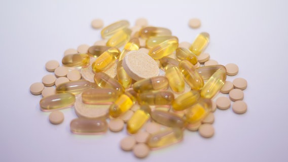 Ein große Anzahl von Vitamin D Präparaten liegt gehäuft auf einem Tisch. © picture alliance / empics Foto: Charlotte Ball