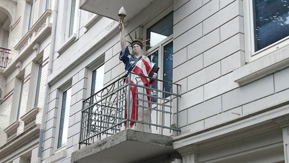 Figur der Freiheitsstatue auf einem Hamburger Balkon © Claudia Buckenmaier 
