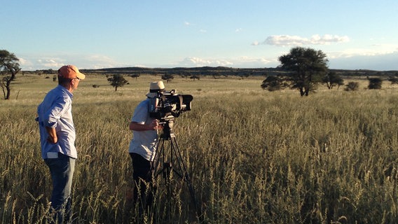 Ulli Neuhoff und sein Kameramann bei Filmaufnahmen in Afrika  