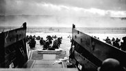 Soldaten der ersten Division der US-Armee landen am 6. Juni 1944 am Strand von Omaha-Beach in der Normandie. © National Archives and Records Administration/dpa 