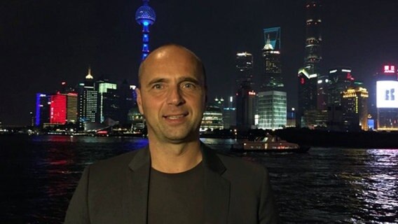 ARD-Korrespondent Mario Schmidt vor der Skyline von Shanghai. © Mario Schmidt 