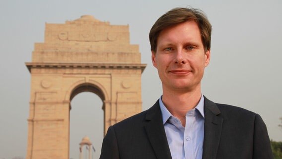 Korrespondent Markus Spieker steht vor dem India Gate in Neu-Delhi. © ARD Studio Südasien 