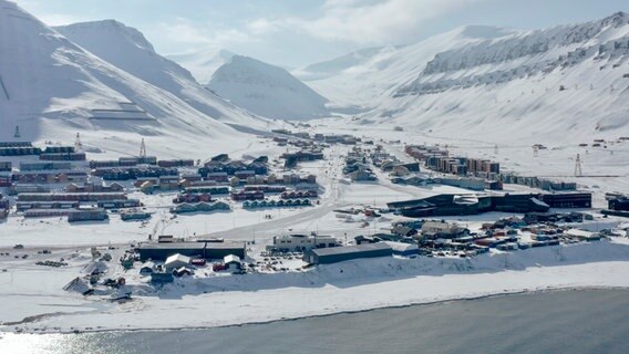 Longyearbyen: Mit 2500 Menschen aus 54 Nationen der größte Ort auf Spitzbergen. © WDR/Alpha Container GmbH 